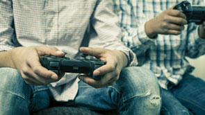 Zwei junge Menschen spielen ein Computerspiel.