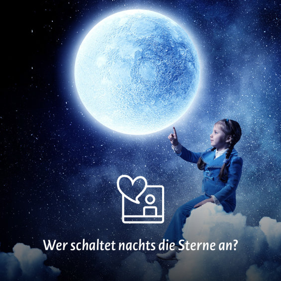 Bild: Ein Mädchen sitzt auf einer Wolke und zeigt auf den Mond, Text: Wer schaltet nachts die Sterne an?