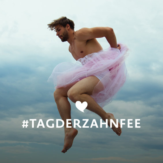 Bild: Mann in einem Tutu, dazu der Text: #TAGDERZAHNFEE